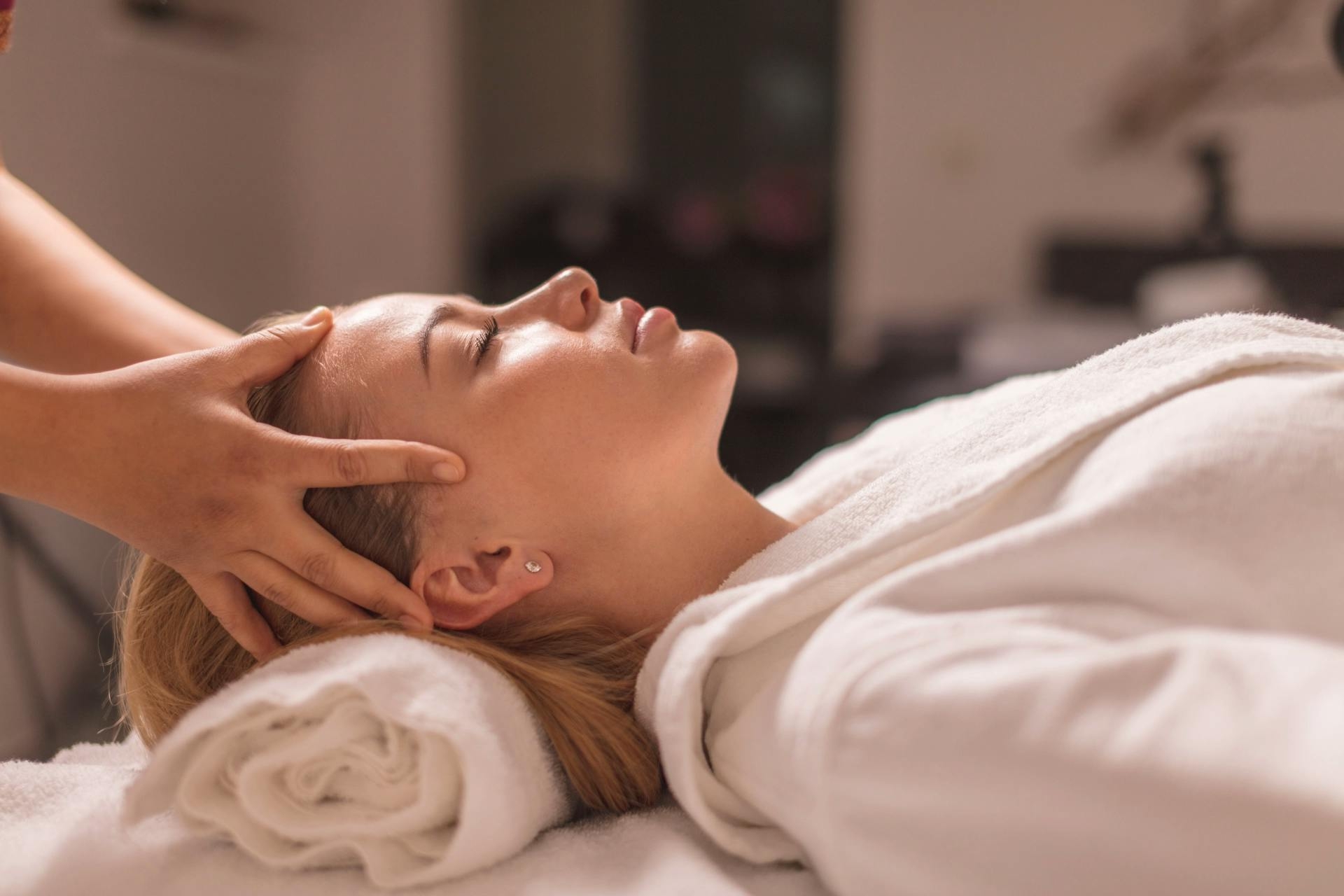 une femme est couchée et elle fait un massage