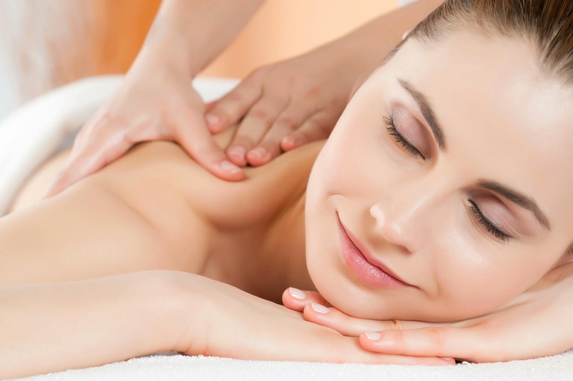 une femme est allongée et reçoit un massage